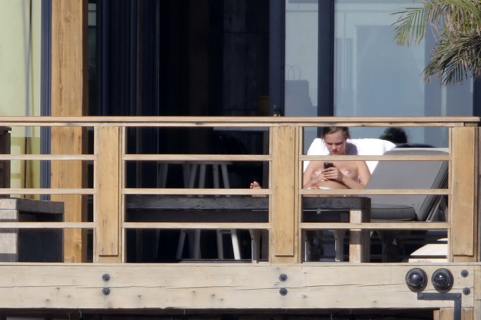 Cara delevingne se broncea en topless en un balcón de malibú
 #75174922