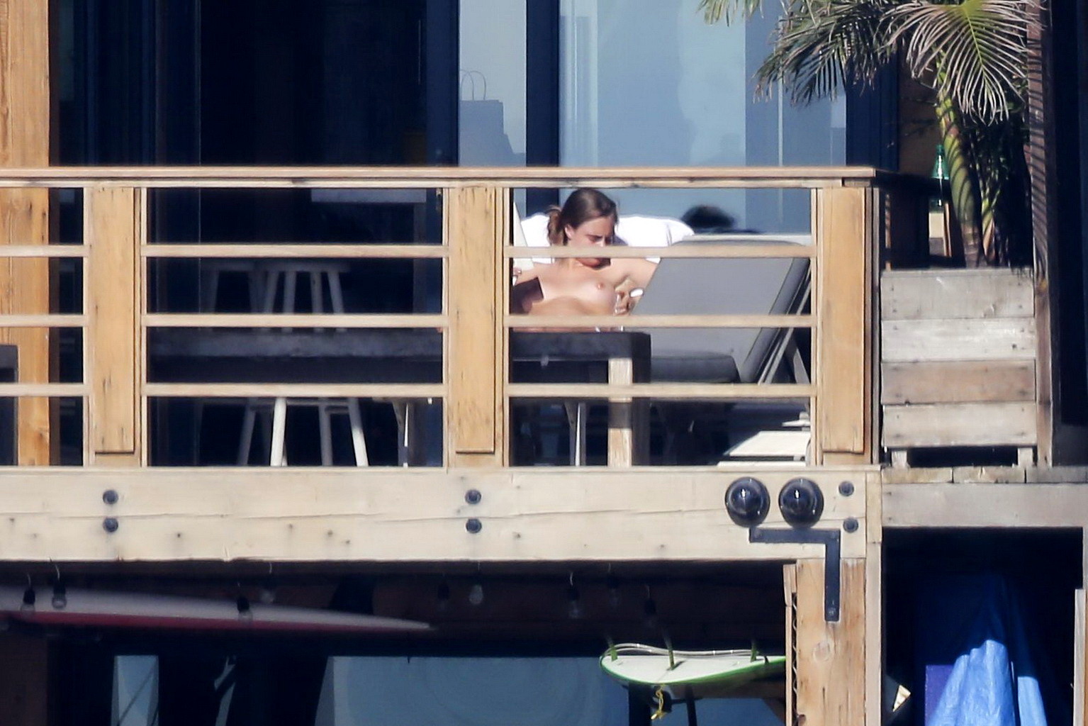 Cara delevingne se broncea en topless en un balcón de malibú
 #75174945