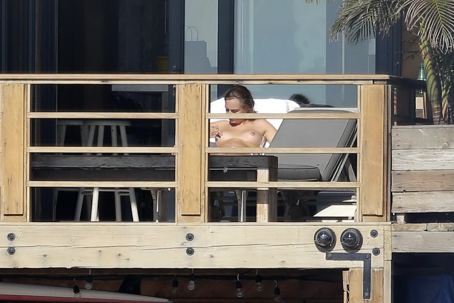 Cara delevingne se broncea en topless en un balcón de malibú
 #75174948
