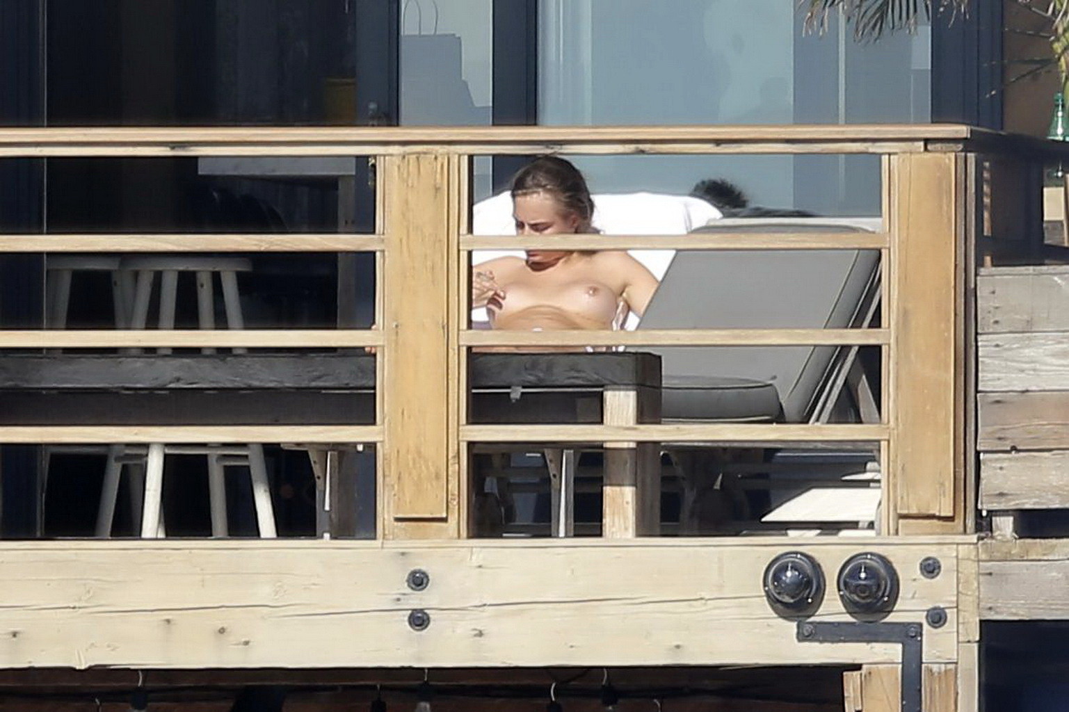 Cara delevingne bräunt sich oben ohne auf einem Balkon in Malibu
 #75174956