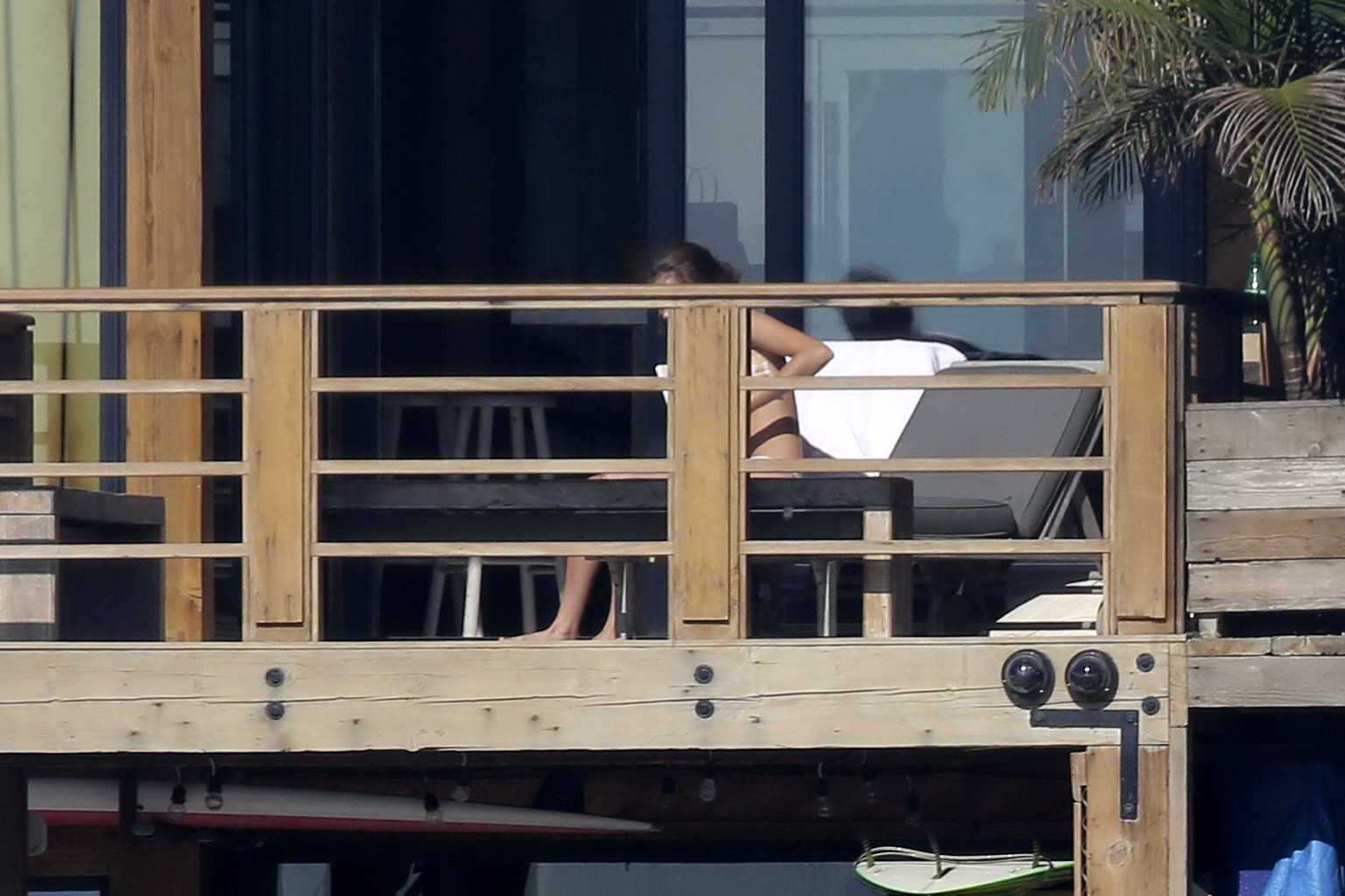 Cara delevingne bräunt sich oben ohne auf einem Balkon in Malibu
 #75174959