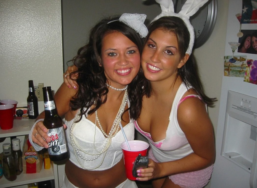 Amateur hausgemachte Bilder mit betrunkenen Mädchen zeigen Titten
 #70442892