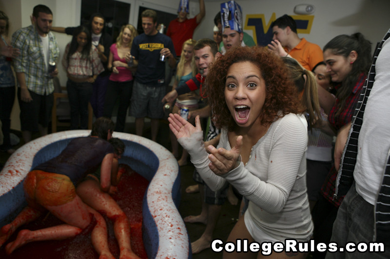 Una joven universitaria chupa una polla y es follada con fuerza
 #74544177