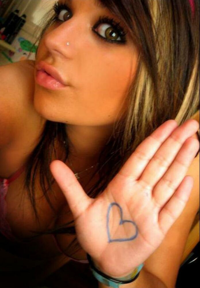 Novias jóvenes emo posando y haciéndose fotos 19
 #76406291