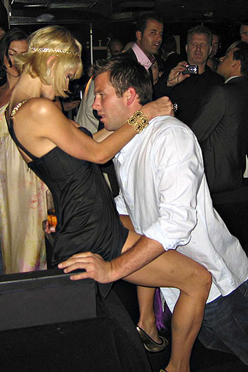Paris Hilton facendo sesso in pubblico con il fidanzato e mostrando le sue tette e figa 
 #75394969