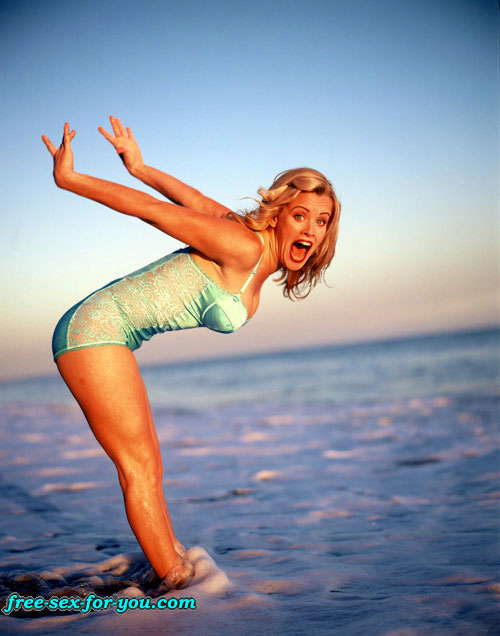 Jenny mccarthy in posa sexy e bikini spiaggia foto paparazzi
 #75432319