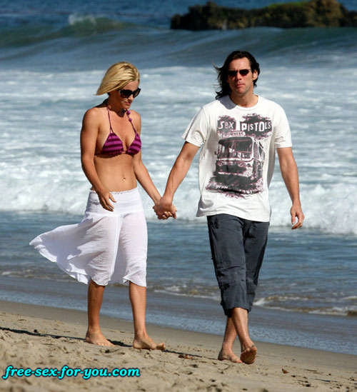 Jenny mccarthy in posa sexy e bikini spiaggia foto paparazzi
 #75432378