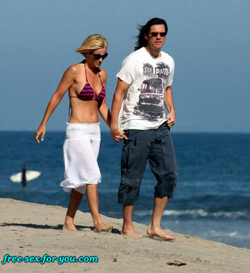 Jenny mccarthy in posa sexy e bikini spiaggia foto paparazzi
 #75432388