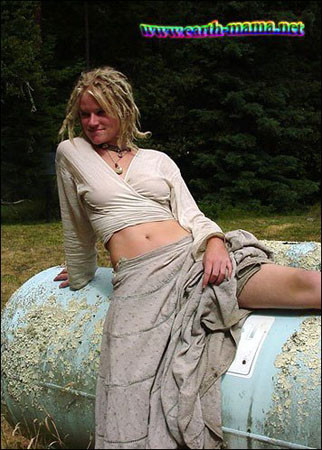 Rubia peluda jugando al aire libre
 #73902142