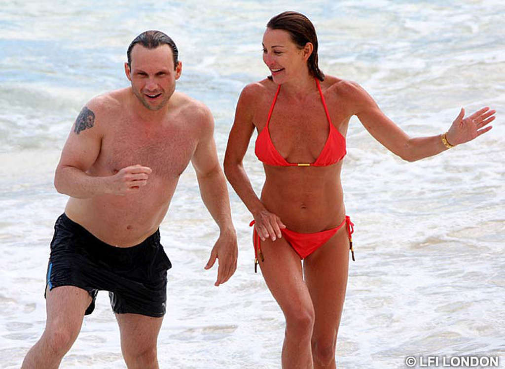 Tamara mellon esponendo le sue belle tette e in posa in bikini
 #75366977