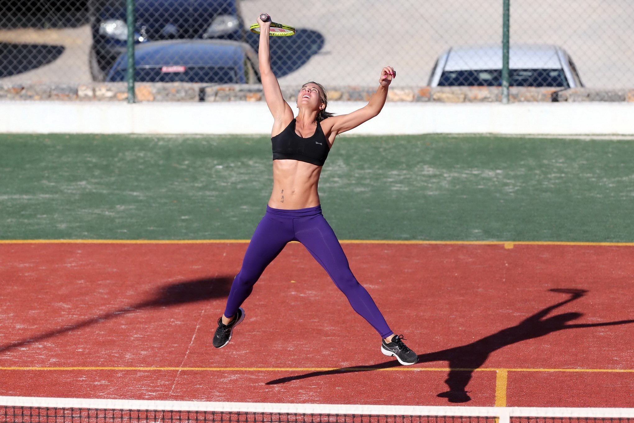 Gemma atkinson en soutien-gorge et collants de sport jouant au tennis pendant des vacances en Grèce
 #75200418