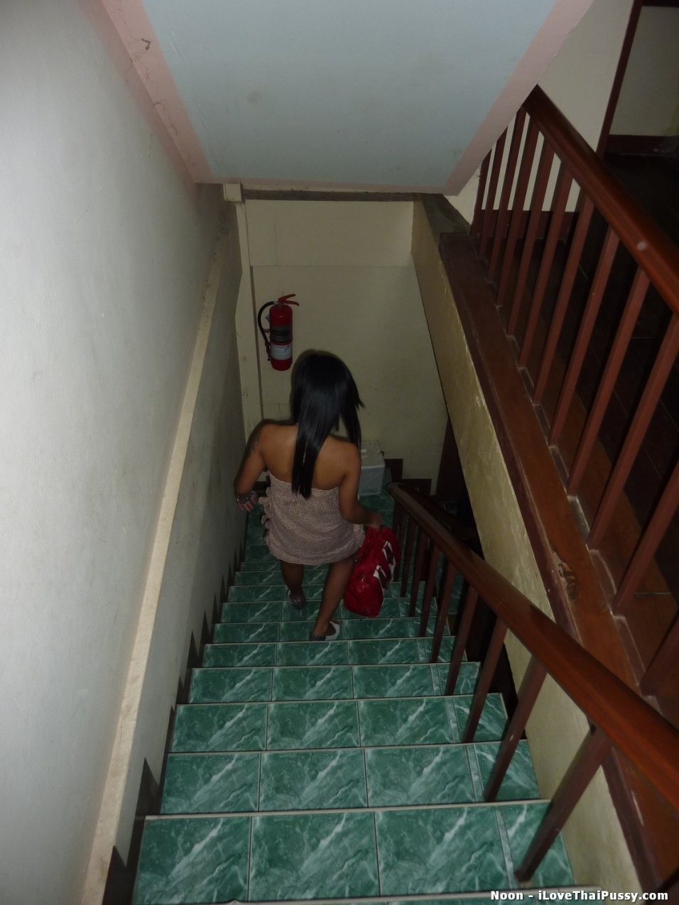 Des prostituées thaïlandaises pénétrées par un touriste sexuel répugnant.
 #69921235