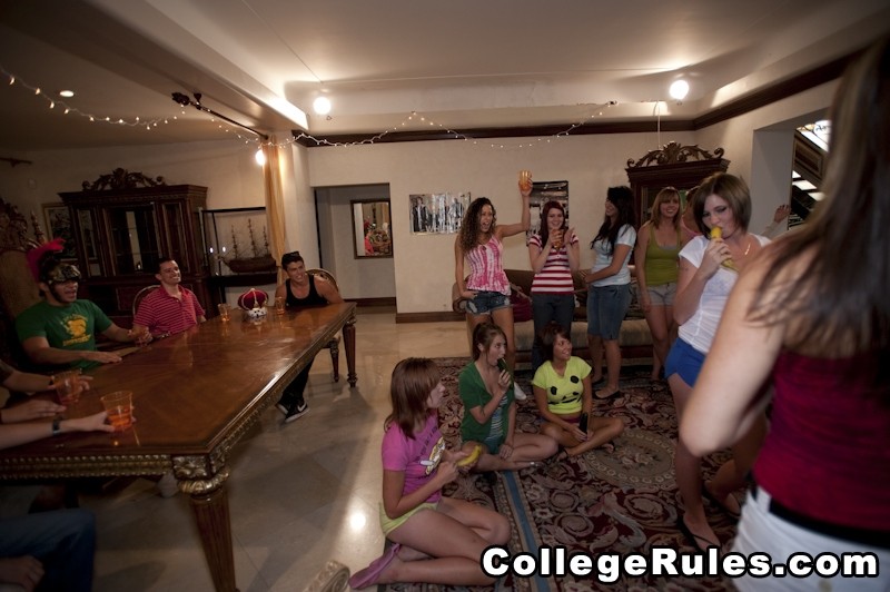College betrunkenen Mädchen ist mit einem Mädchen zu Mädchen Sex nach der Party
 #77089651