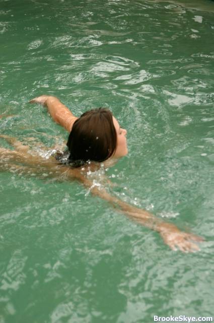 Nena morena caliente nadando
 #70668468