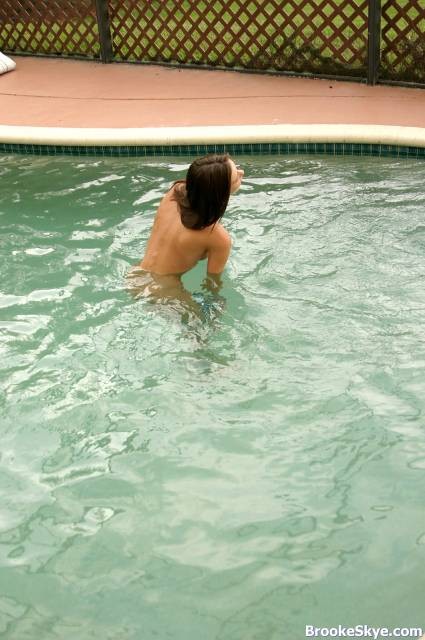Calda ragazza bruna che nuota
 #70668590