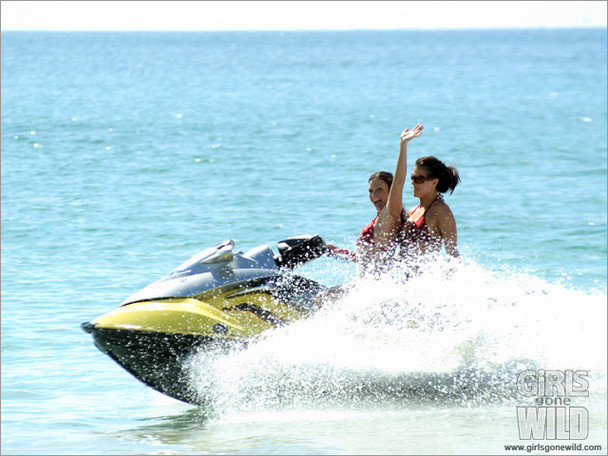 Heiße Babes zeigen ihre Titten auf einem Jet Ski
 #73205602