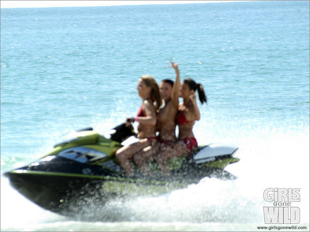 Heiße Babes zeigen ihre Titten auf einem Jet Ski
 #73205613