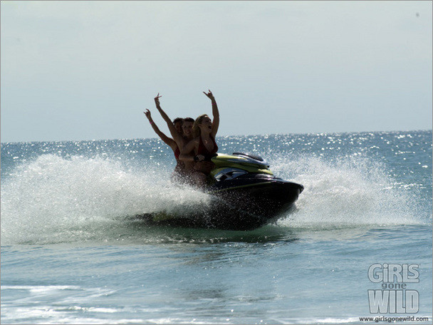 Heiße Babes zeigen ihre Titten auf einem Jet Ski
 #73205657