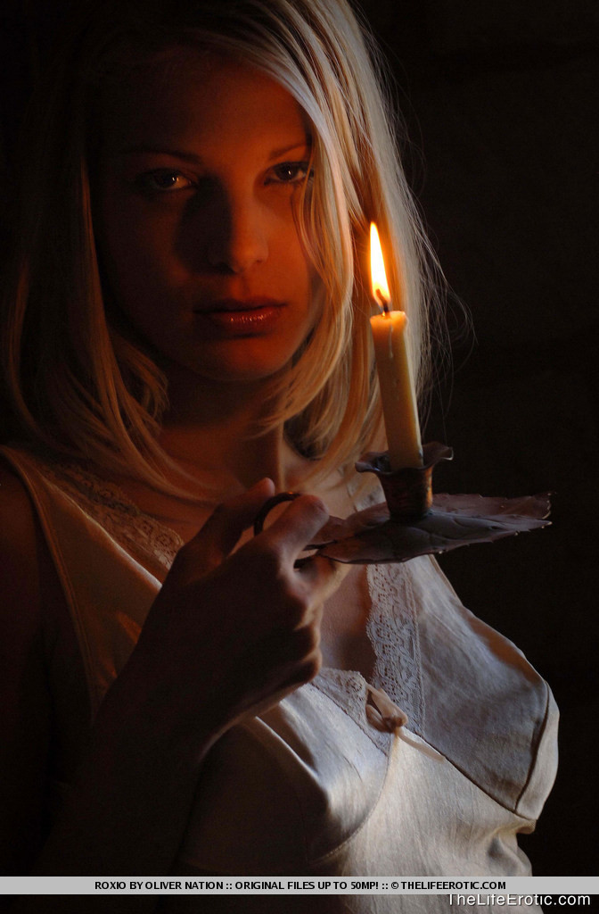Rubia de compañía mostrando su mercancía a la luz de las velas
 #72554837