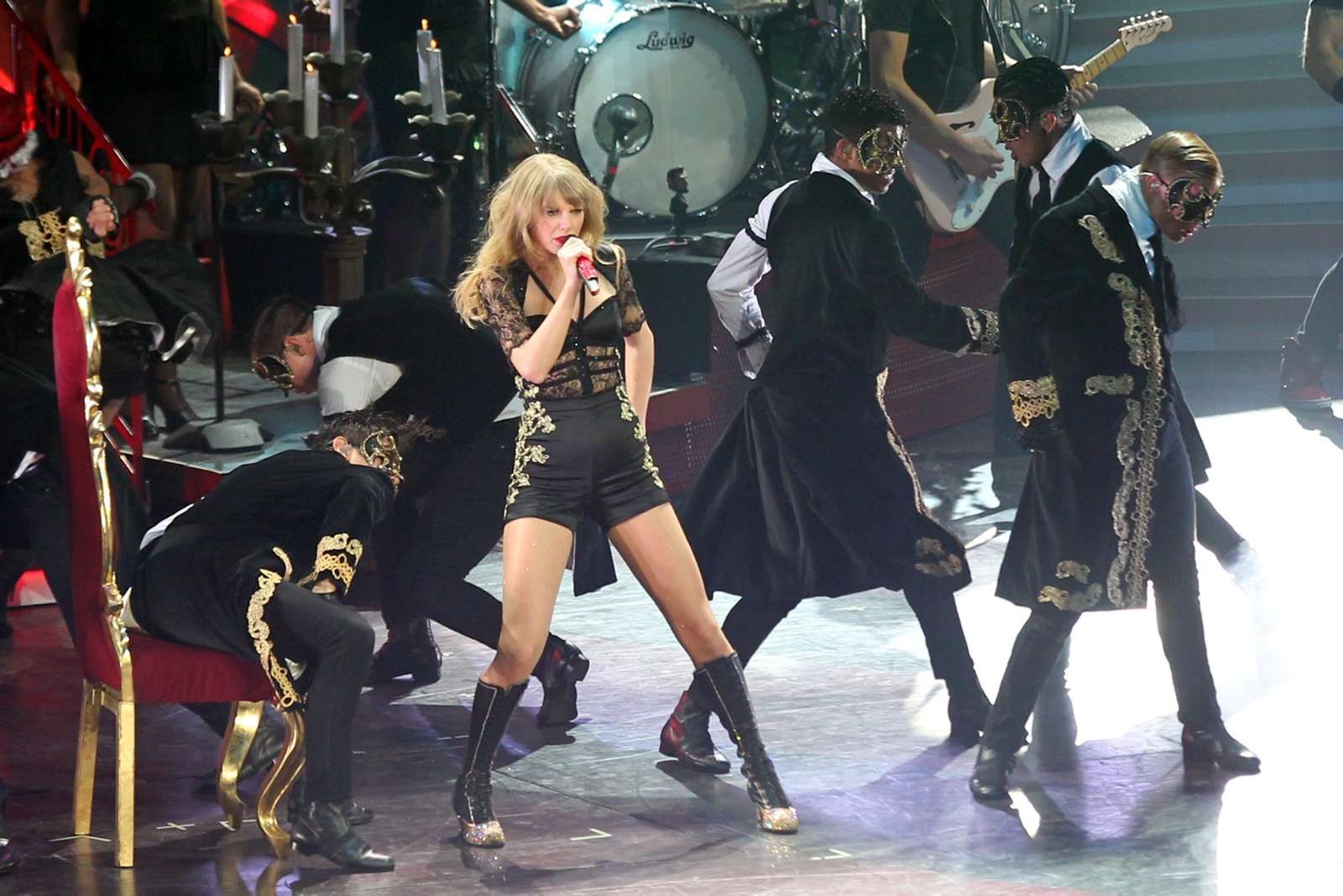Taylor swift en jambes avec des bottes "fuckme" sur scène à washington
 #75232608