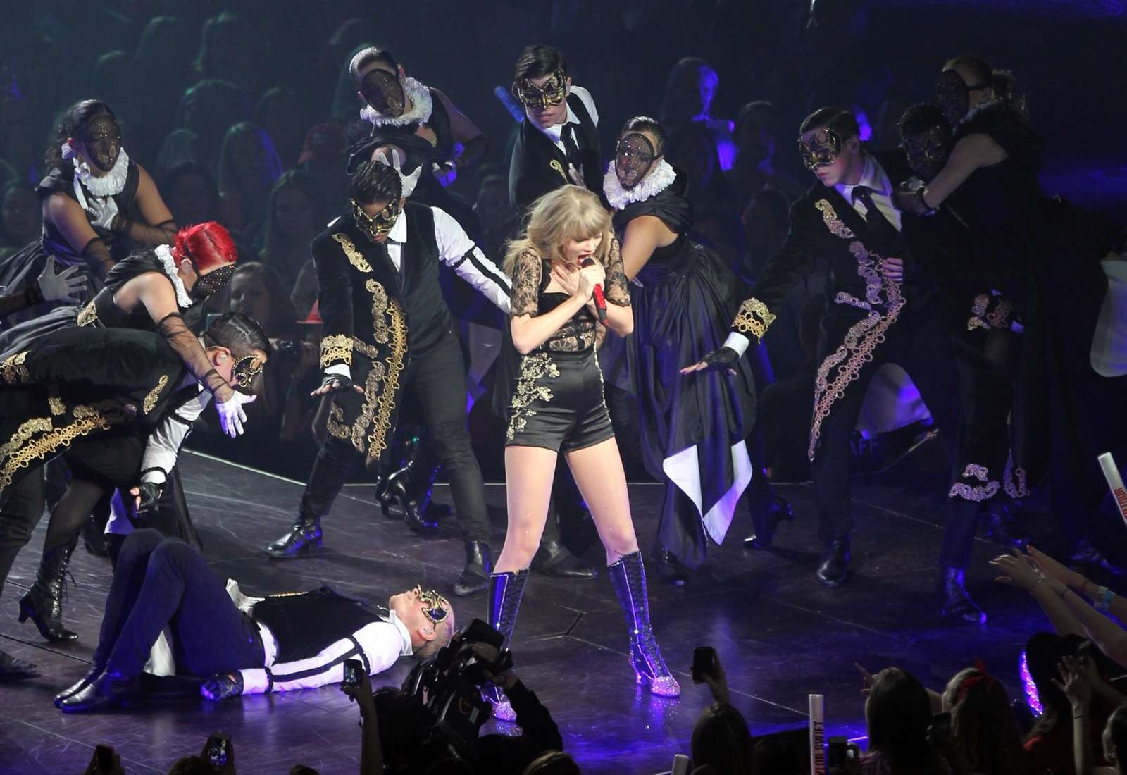 Taylor Swift leggy wearing fuckme boots on stage in Washington #75232620
