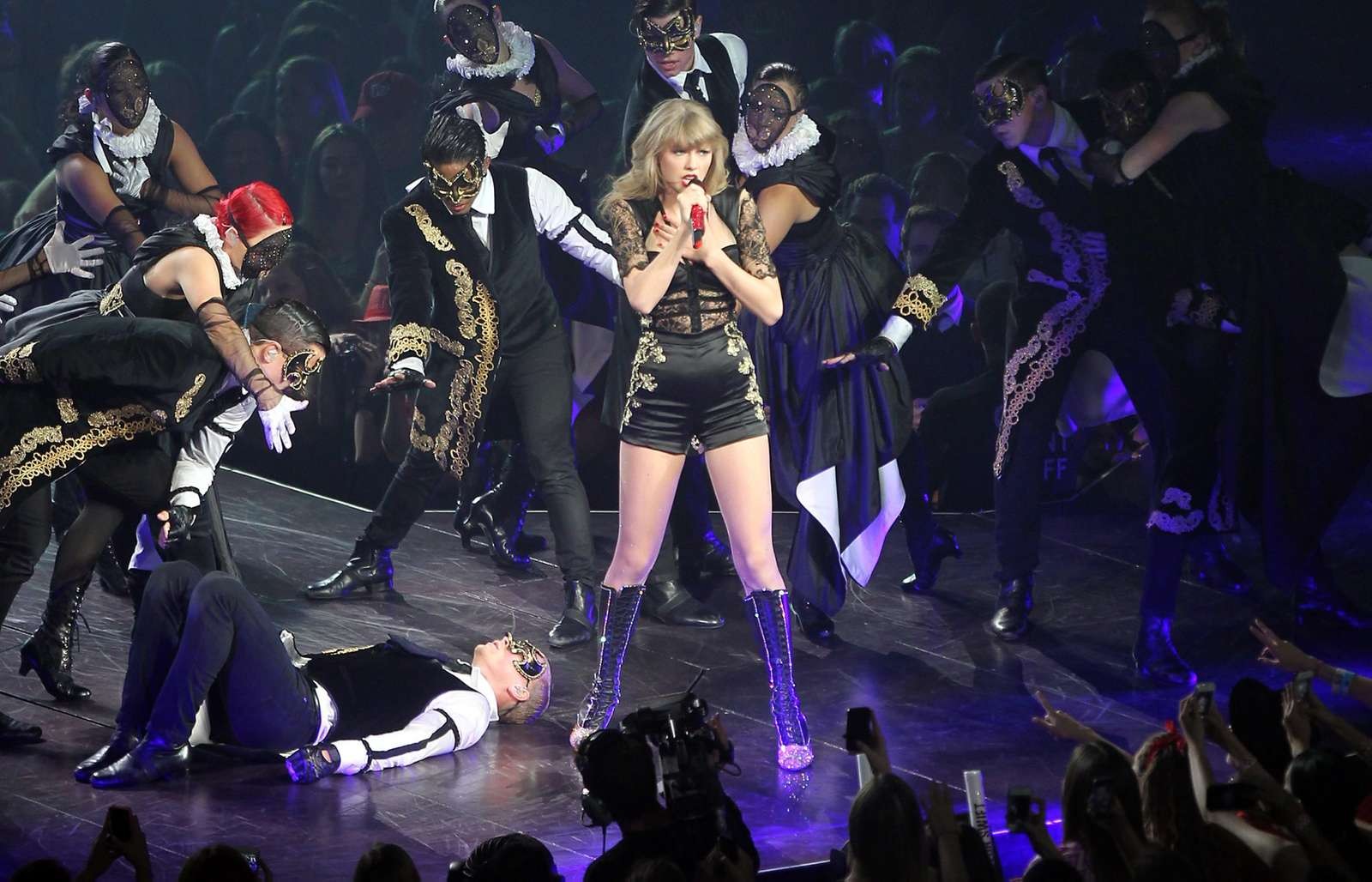 Taylor swift en jambes avec des bottes "fuckme" sur scène à washington
 #75232627