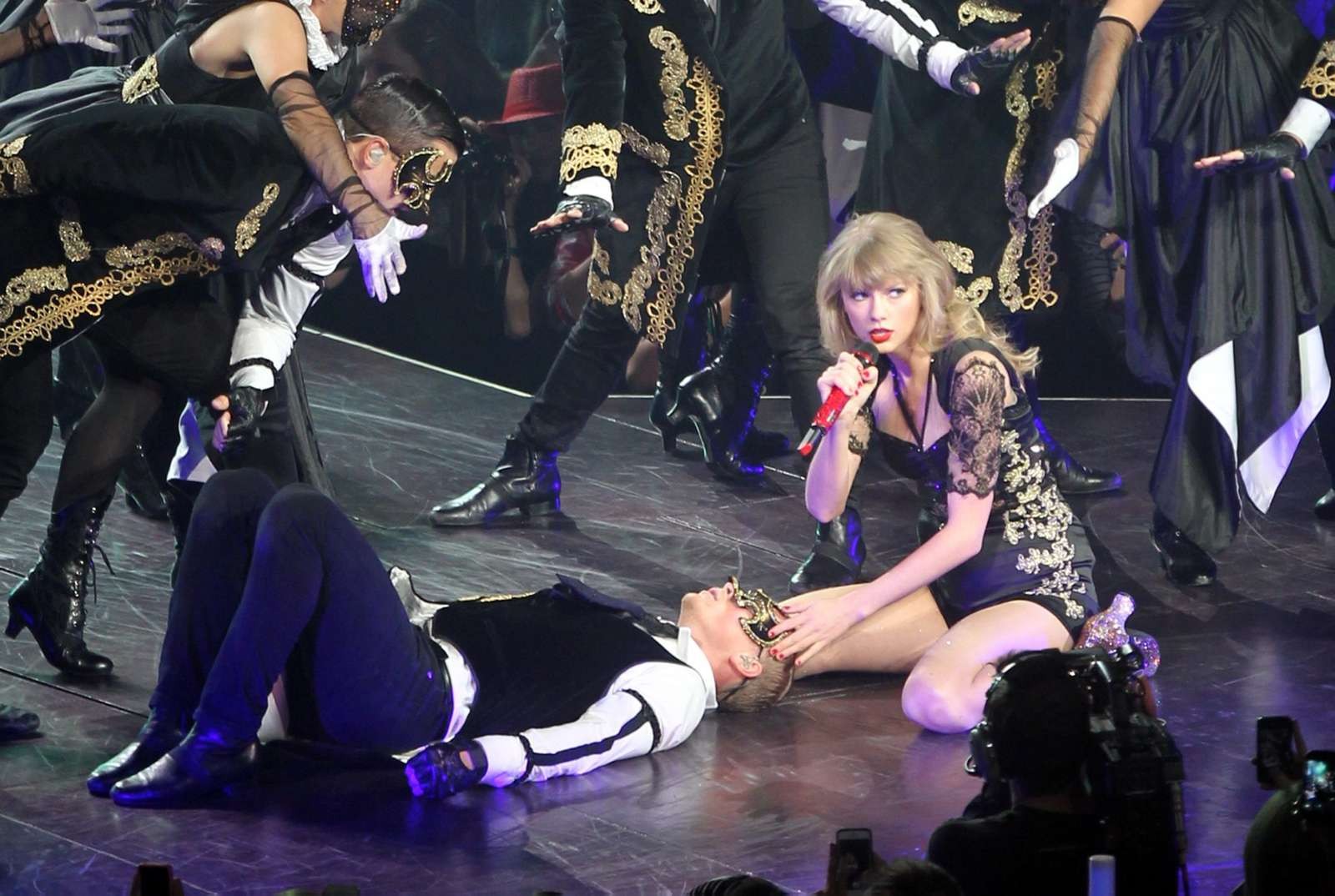 Taylor Swift leggy wearing fuckme boots on stage in Washington #75232639