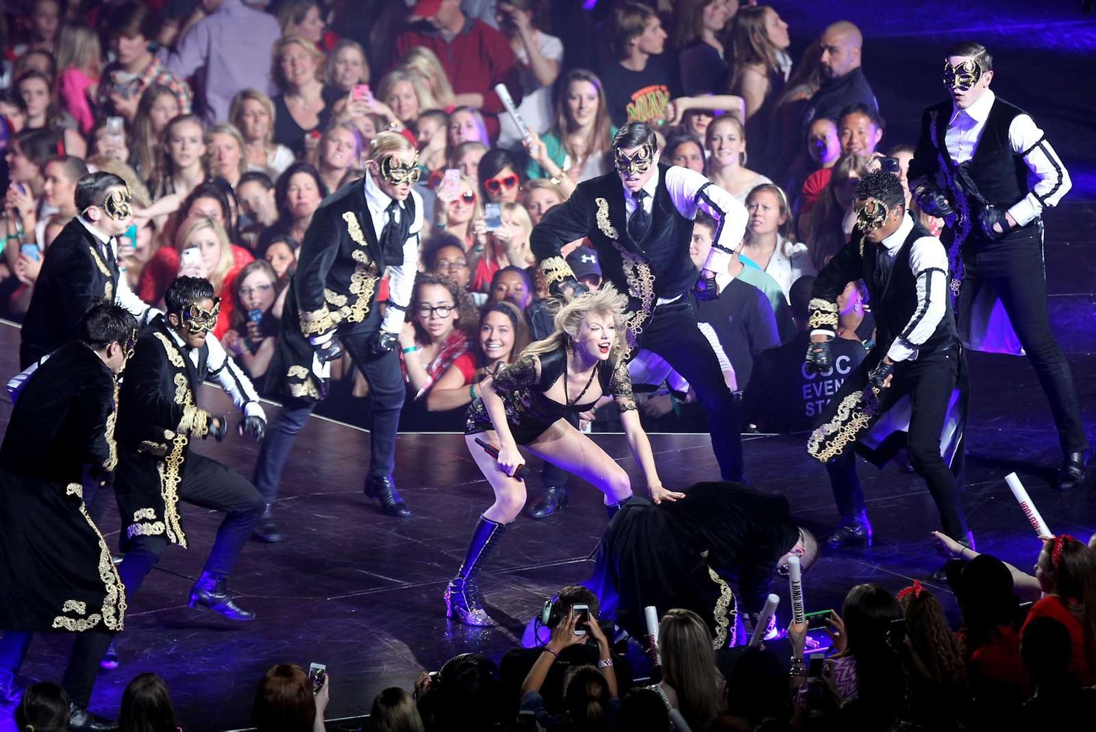 Taylor Swift leggy indossando stivali fuckme sul palco a Washington
 #75232644