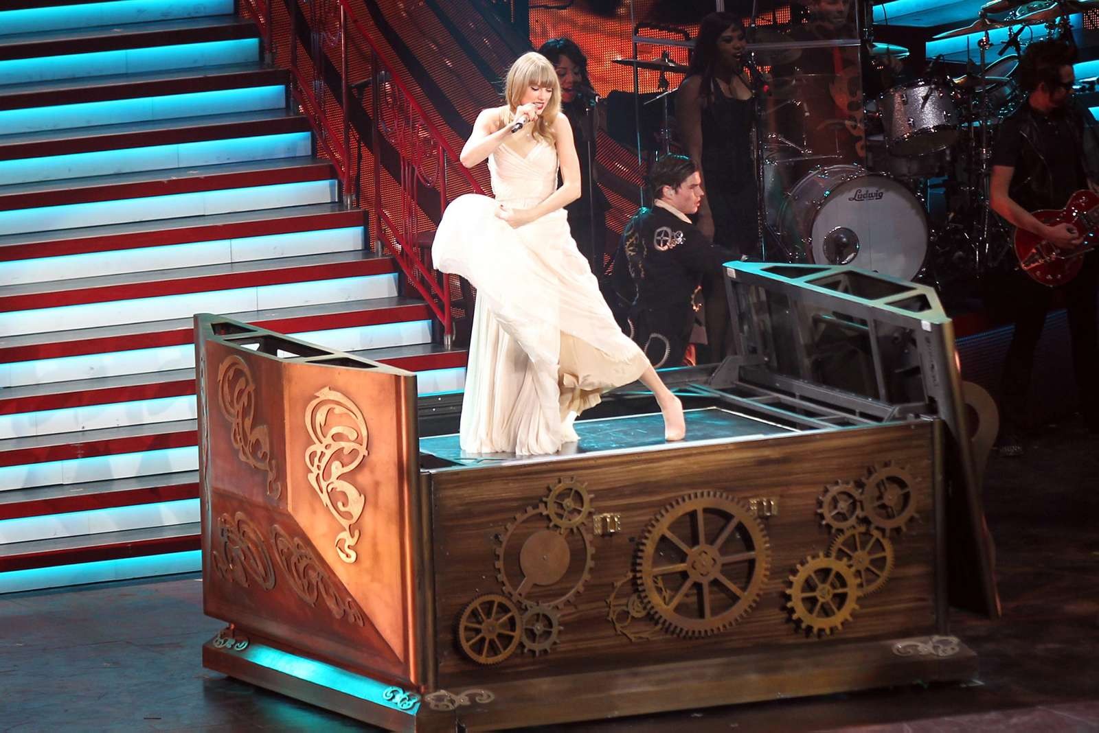 Taylor Swift leggy indossando stivali fuckme sul palco a Washington
 #75232649