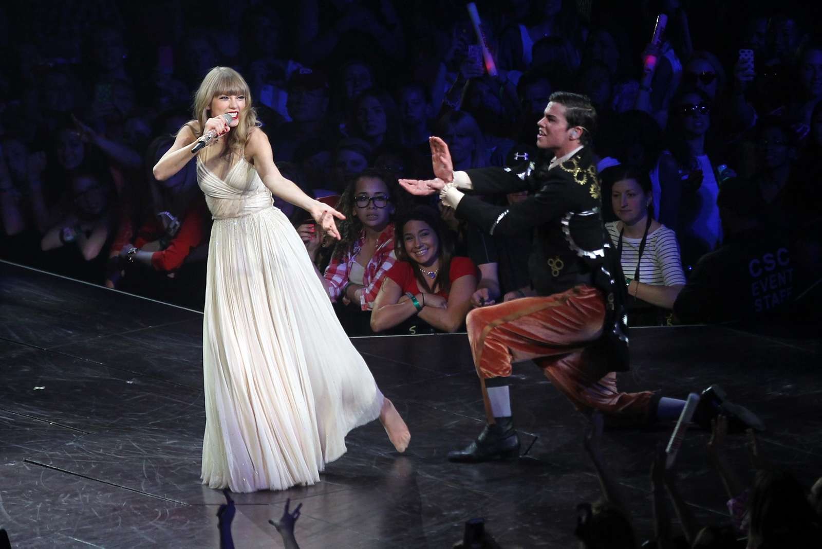 Taylor Swift leggy wearing fuckme boots on stage in Washington #75232670
