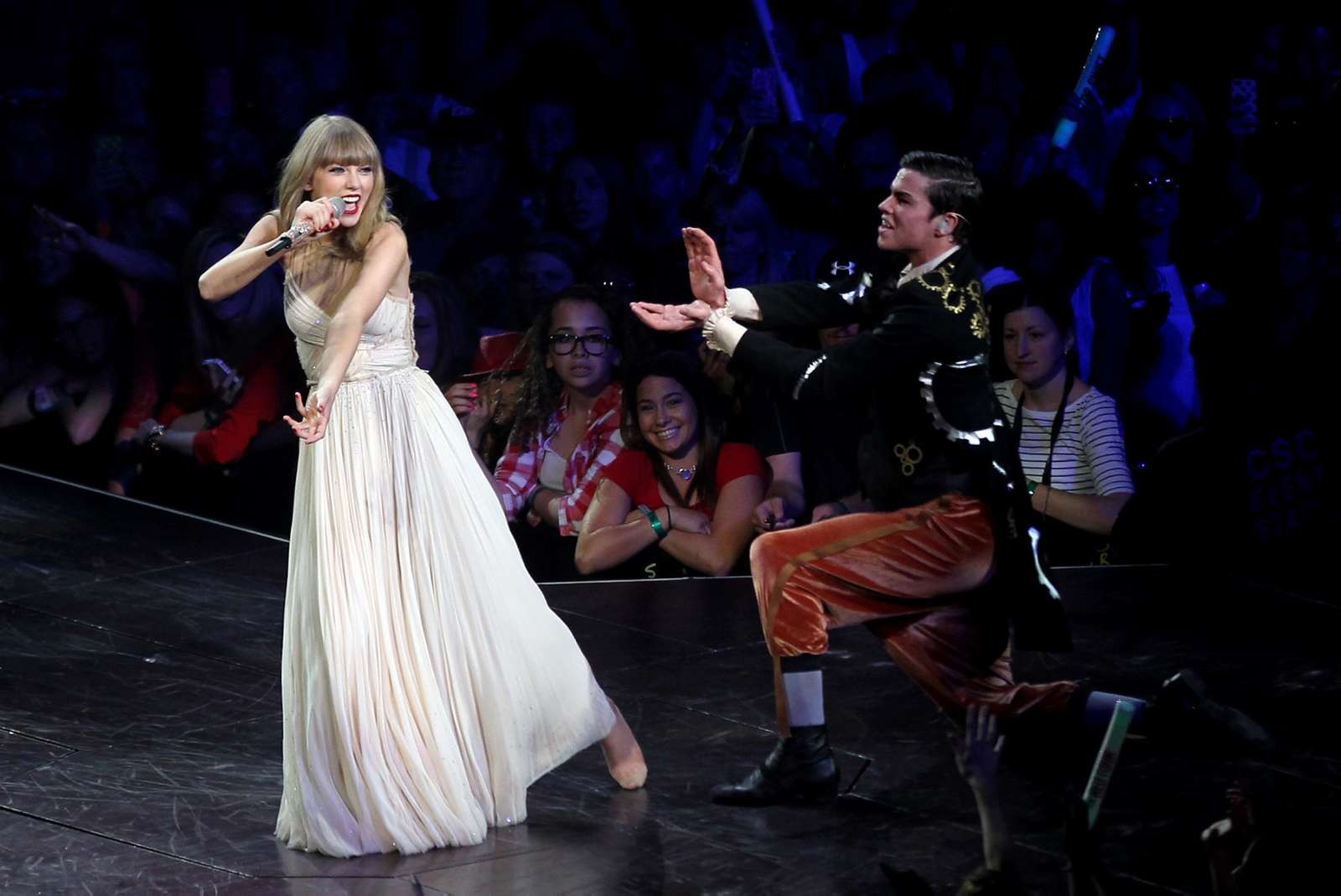 Taylor Swift leggy indossando stivali fuckme sul palco a Washington
 #75232677