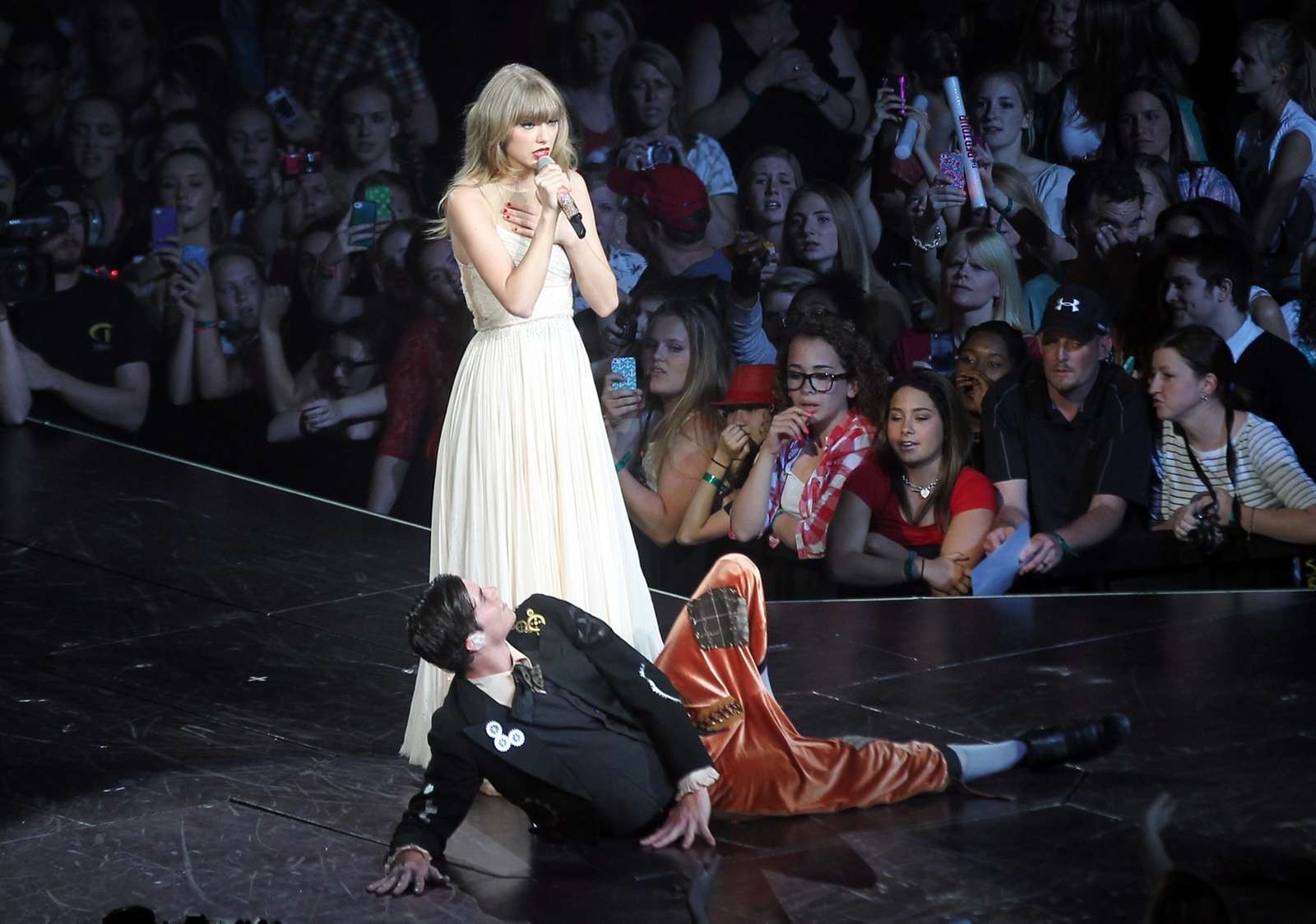 Taylor Swift leggy indossando stivali fuckme sul palco a Washington
 #75232680