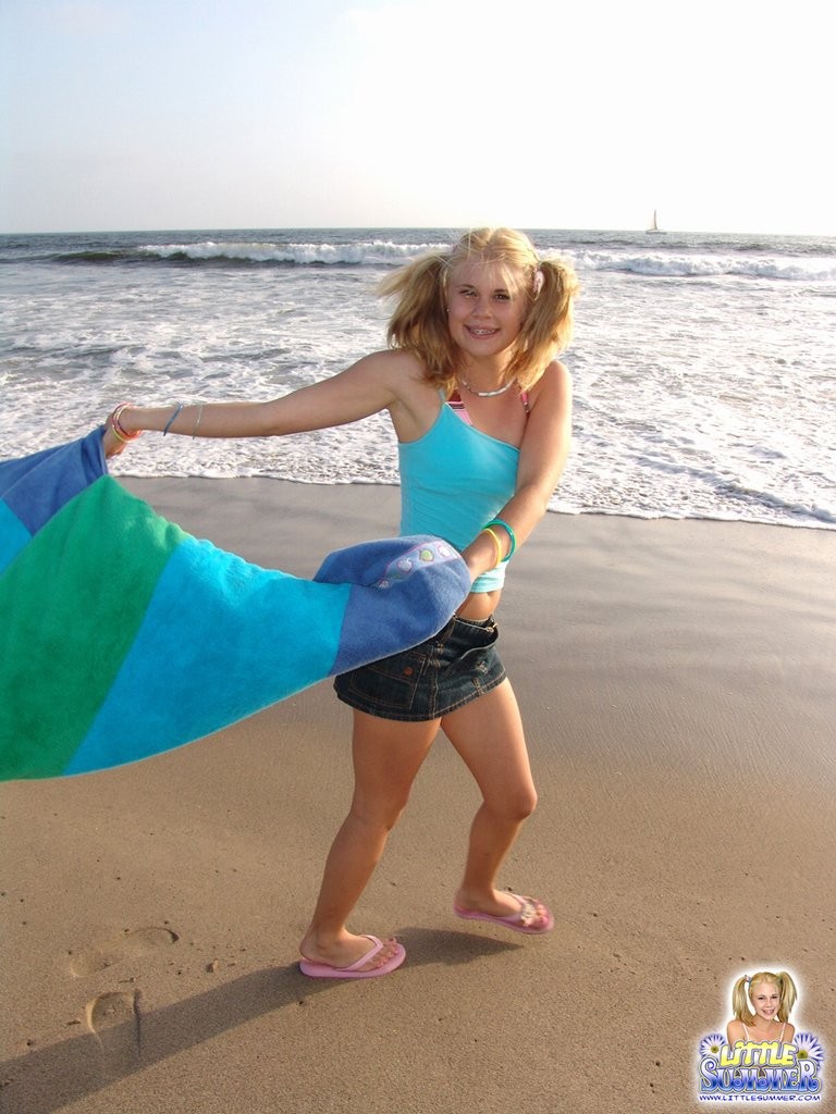 Joven rubia apretada en la playa en un bikini sexy #79037798