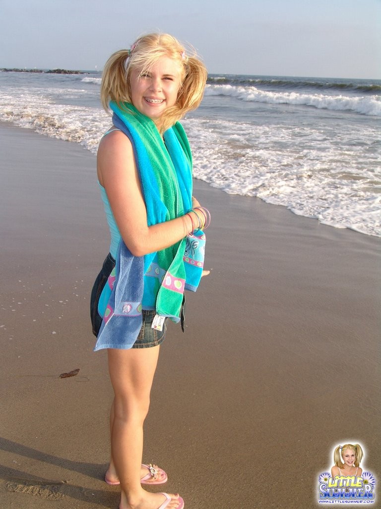 Joven rubia apretada en la playa en un bikini sexy #79037826