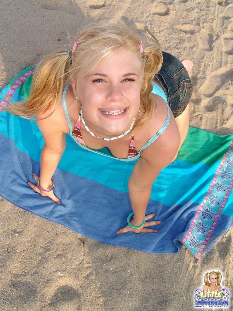 Joven rubia apretada en la playa en un bikini sexy #79037835