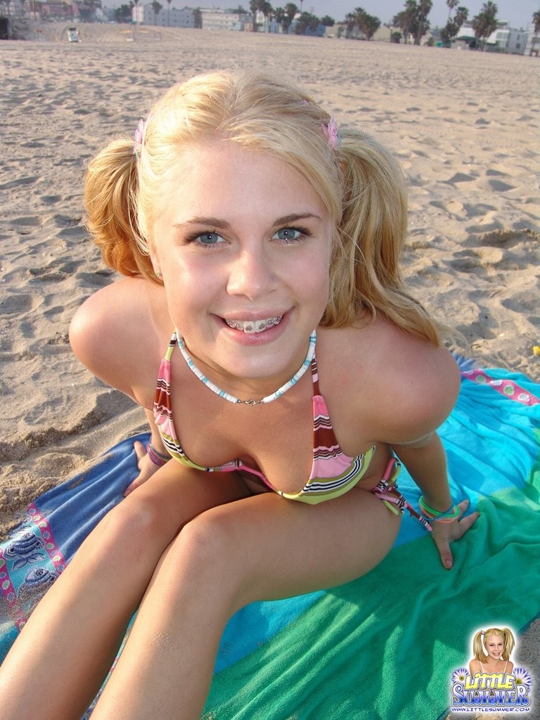Joven rubia apretada en la playa en un bikini sexy #79037905