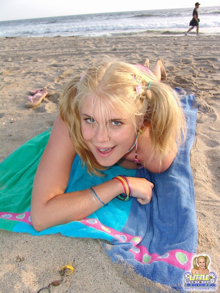 Joven rubia apretada en la playa en un bikini sexy #79037927