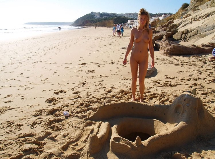 Une nana sauvage et nue s'amuse beaucoup sur une plage nudiste.
 #72247520