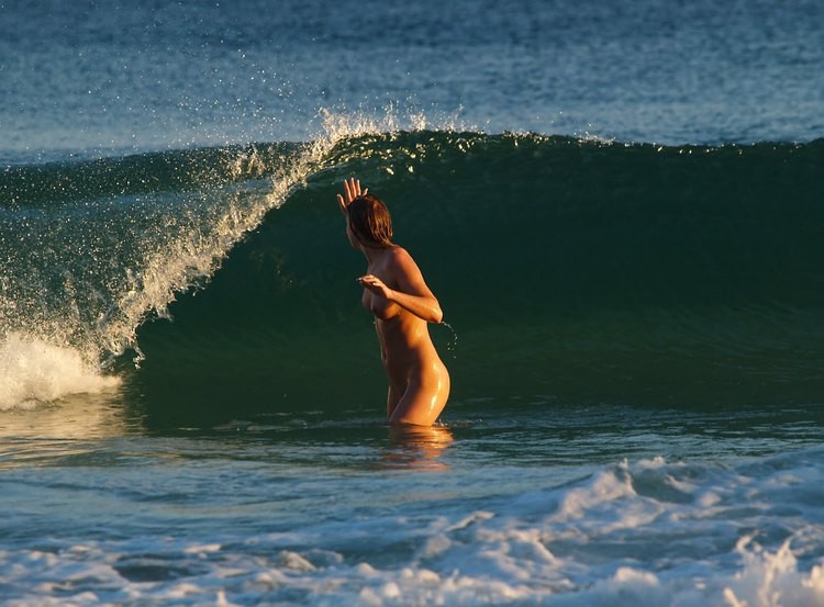 Una chica salvaje desnuda se lo pasa en grande en una playa nudista
 #72247546