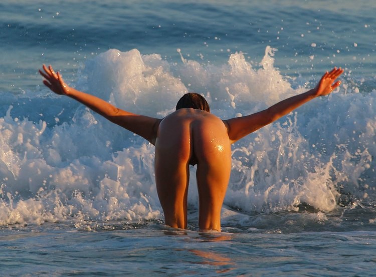 Una chica salvaje desnuda se lo pasa en grande en una playa nudista
 #72247561