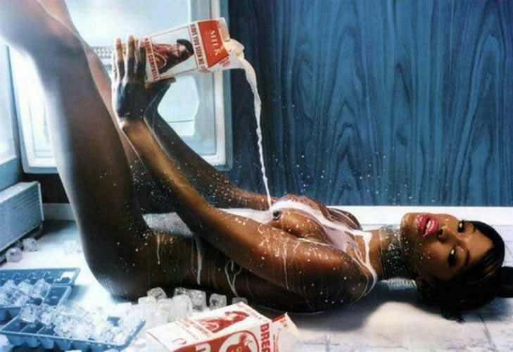 Naomi campbell in posa completamente nuda e molto sexy con il latte
 #75438691