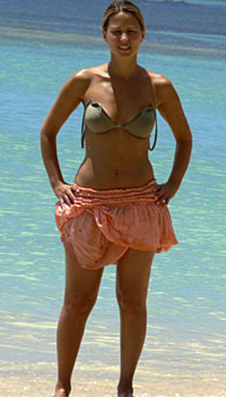 Rachel Stevens profite de la piscine et montre son cul sexy et son corps parfait.
 #75376221
