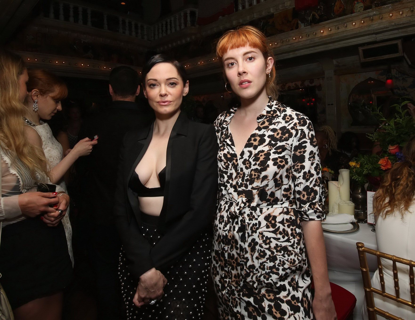 黒のブラとスカートで巨乳を披露するRose Mcgowan
 #75161046