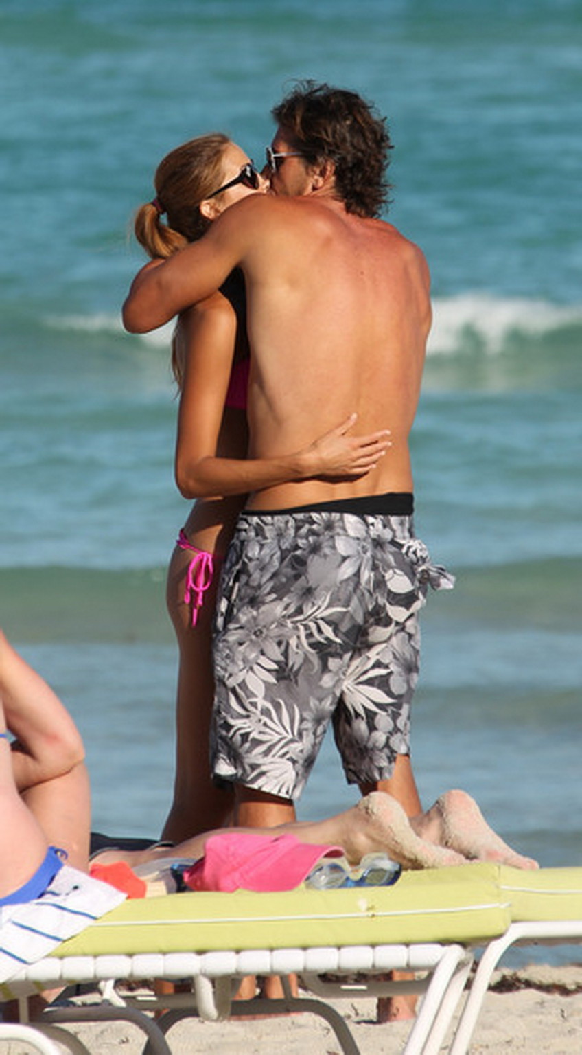 Lauren Stoner zeigt ihren Hintern im rosa Tanga-Bikini am Strand von Miami
 #75268985