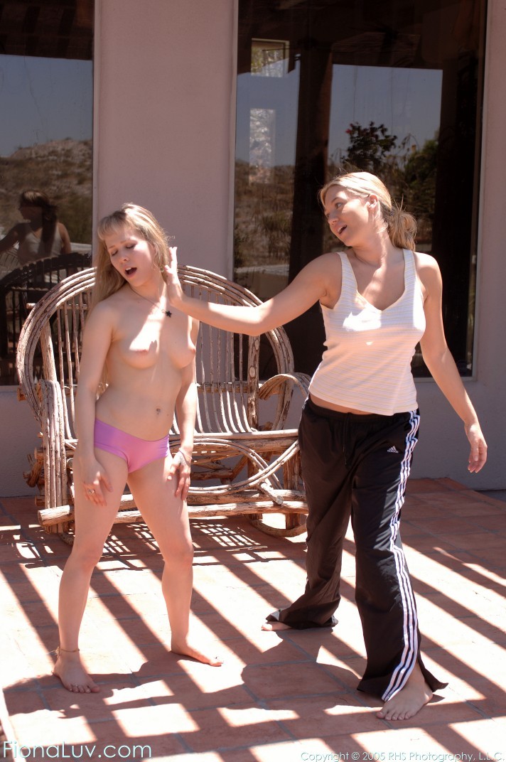 フィオナ・ラヴがアリソンと遊ぶ
 #70263485