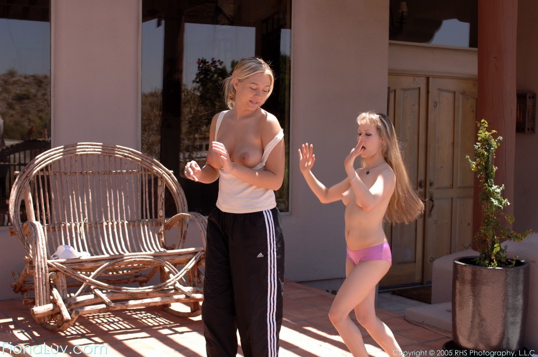 フィオナ・ラヴがアリソンと遊ぶ
 #70263544