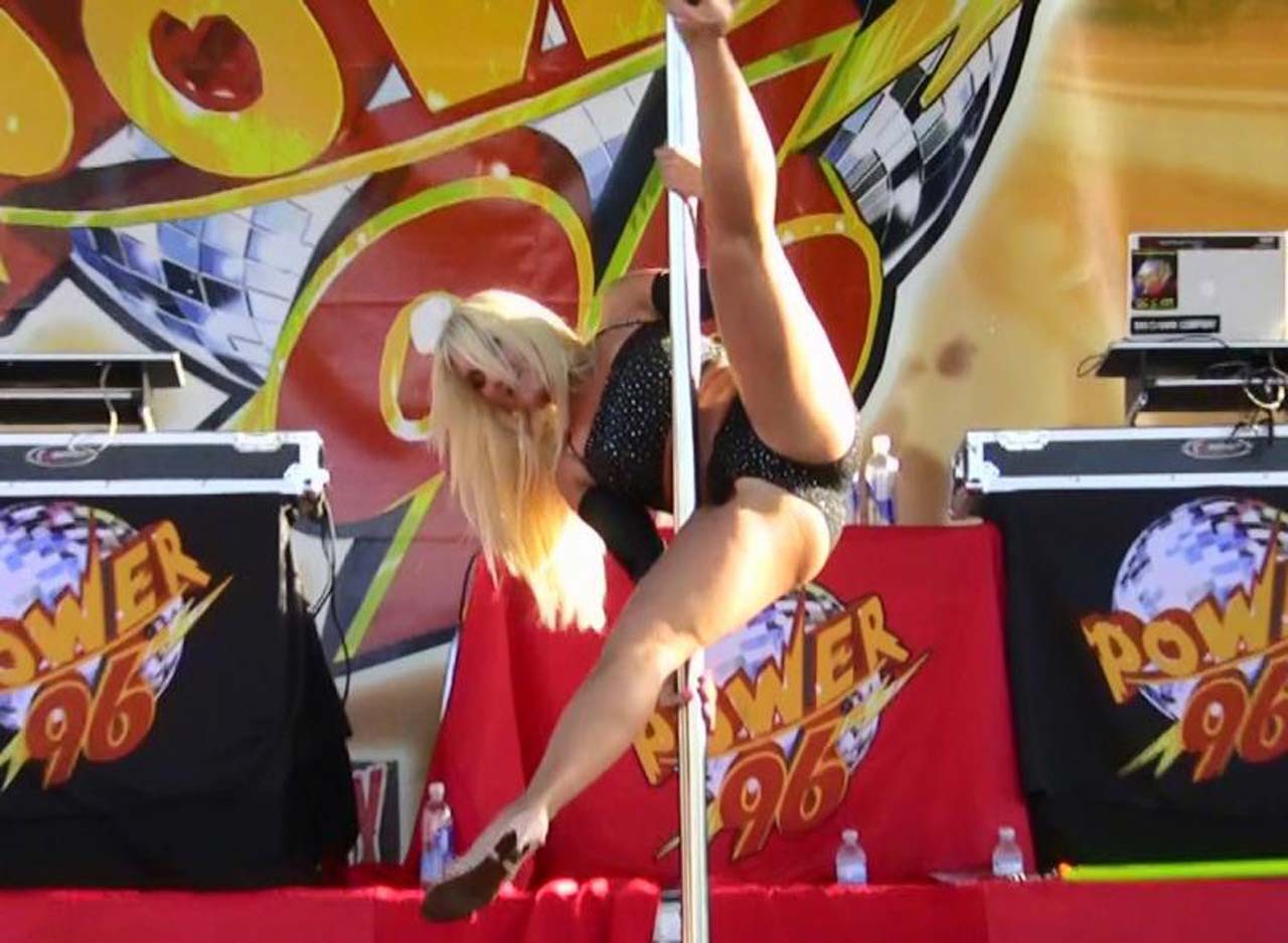 Brooke Hogan entblößt sexy Bikinikörper und sehr heißen Arsch im Tanga
 #75311695