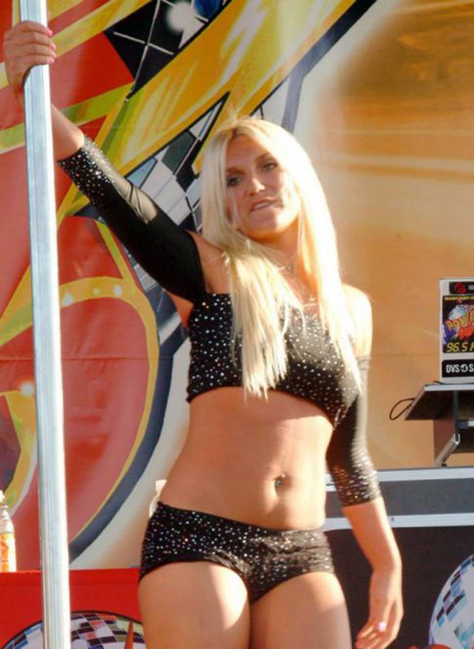 Brooke hogan exponiendo su cuerpo sexy en bikini y su culo muy caliente en tanga
 #75311729