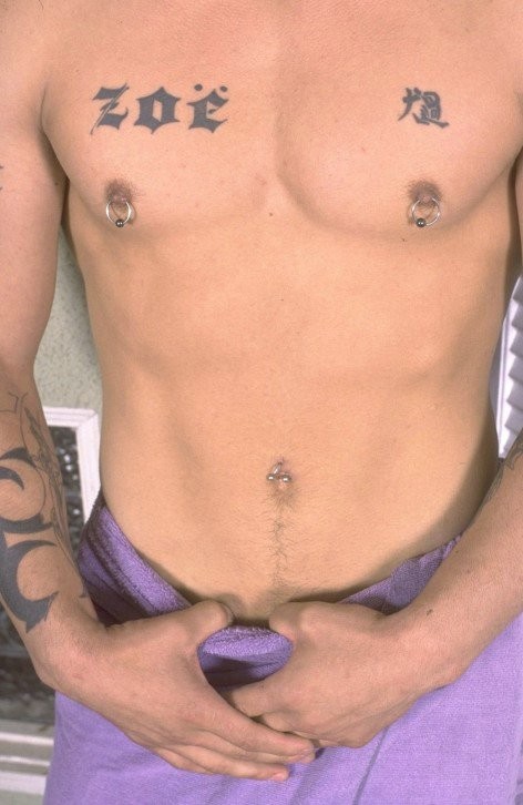 Un homme musclé, tatoué, avec une bite percée, en solo ou en stripteaseur.
 #76915662