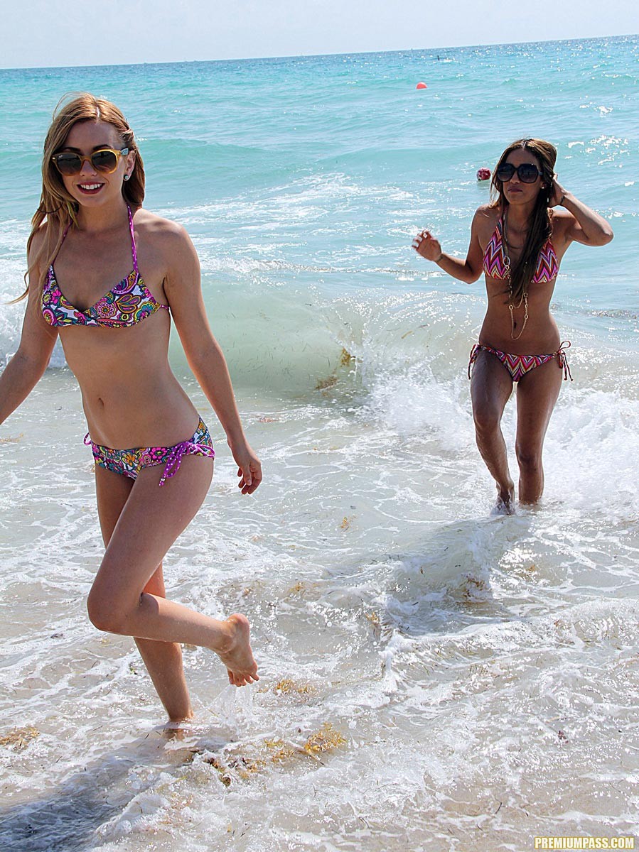 Pornostar arrapate che indossano bikini sexy in spiaggia
 #71416892